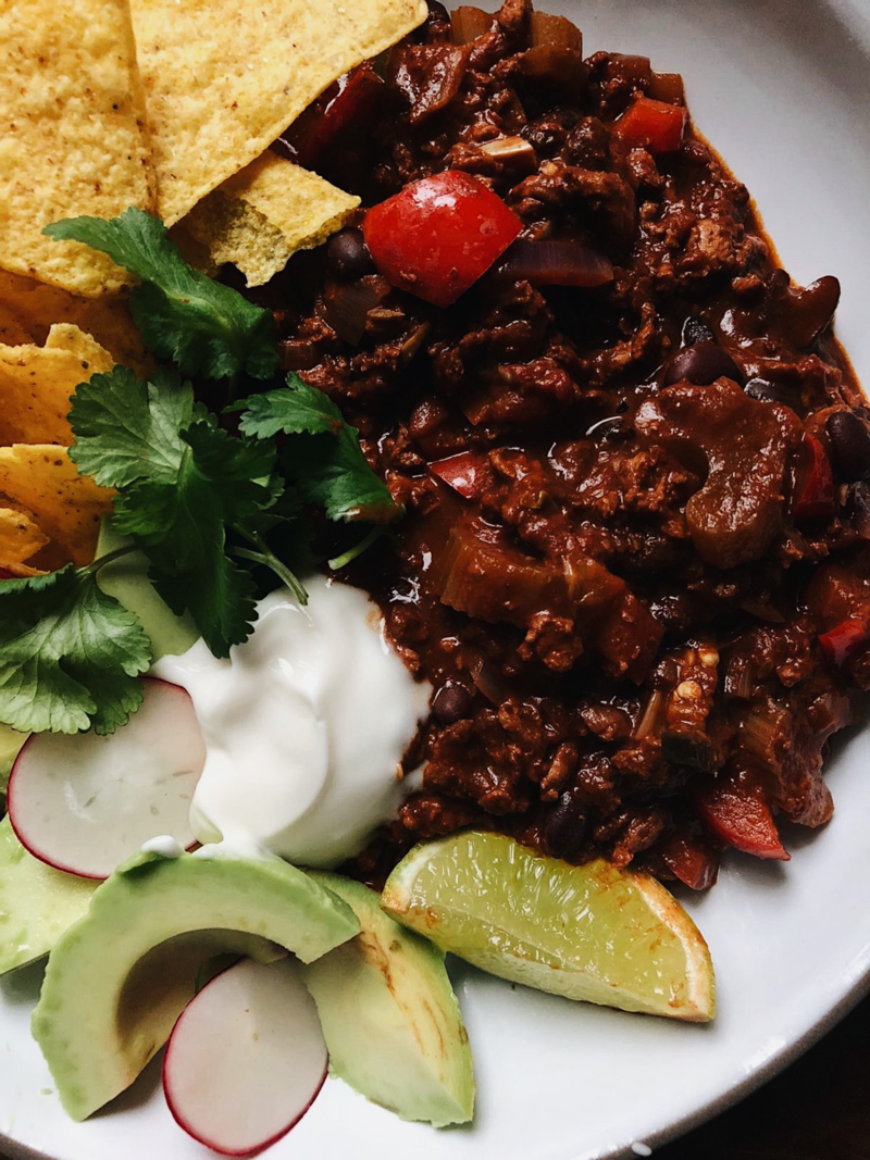 chili sin carne na talerzu obiad