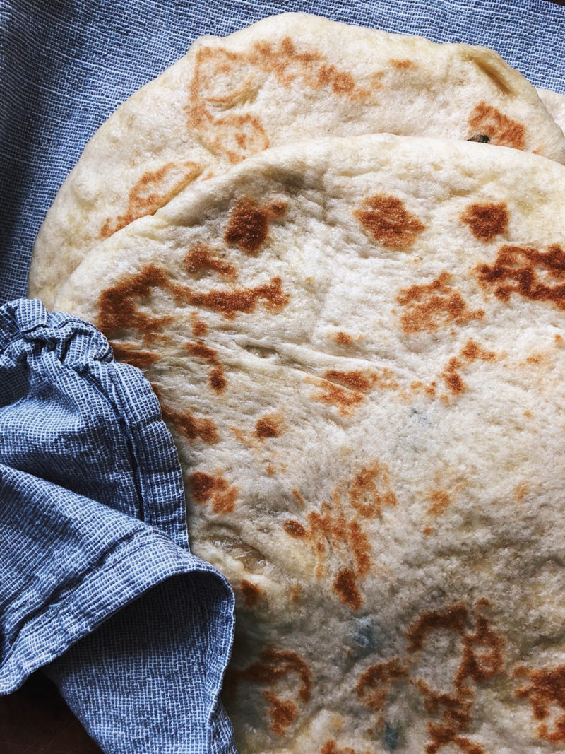 chlebek pota owiniety bawełnianą ściereczką